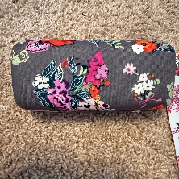 Vera Bradley | Hard Clamshell Sunglasses Case and Lens Cleaning Cloth | Floral - Picture 4 of 10